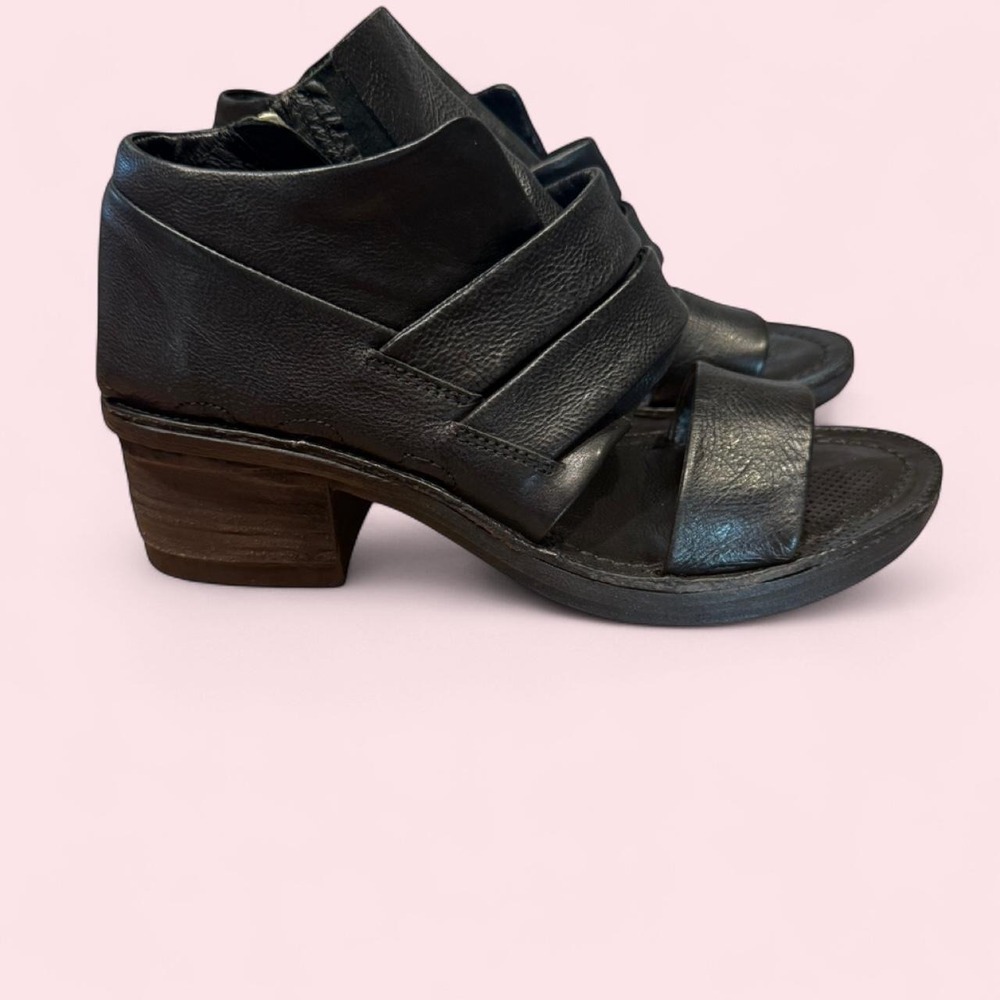 As98 black sandal